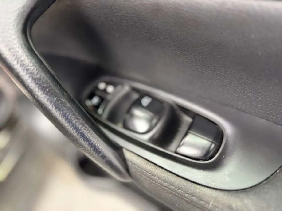 2014-nissan-qashqai-15dci-visia-big-27