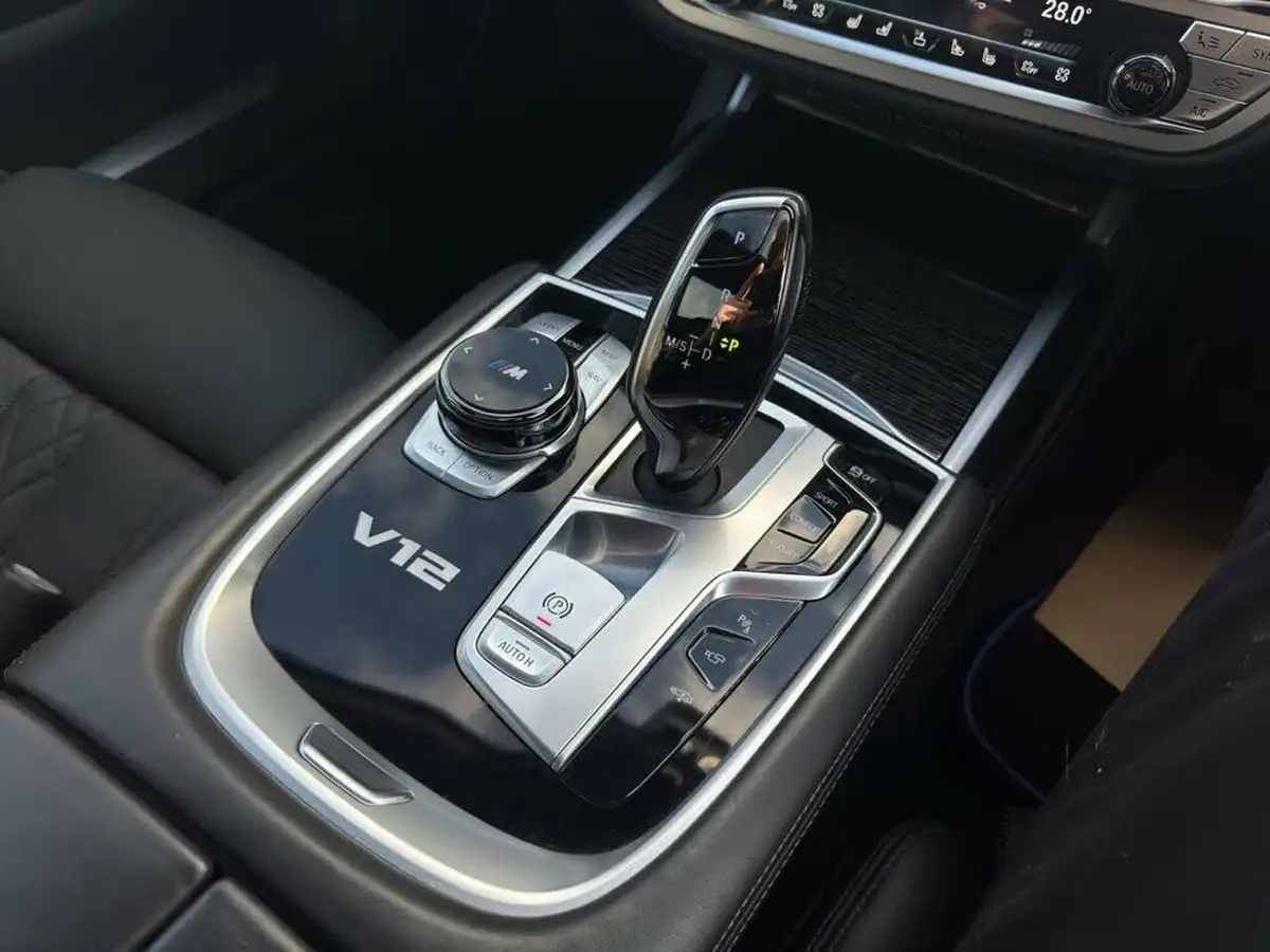2018-bmw-7-series-66-m760li-big-28