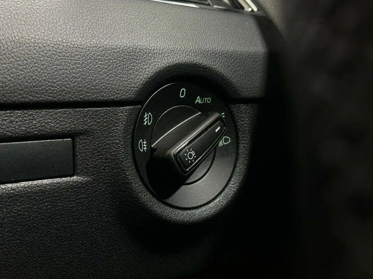 2019-skoda-octavia-20tdi-se-l-estate-dsg-big-15
