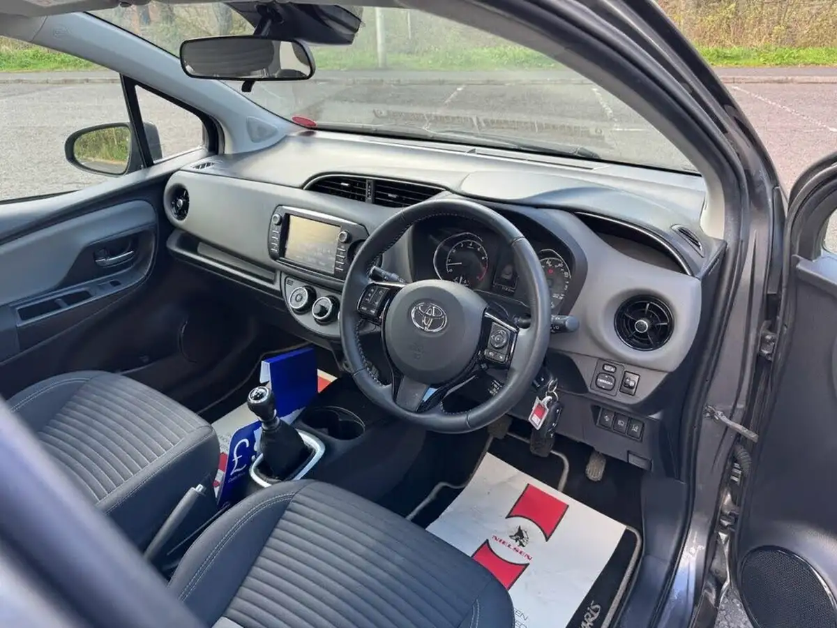 2017-toyota-yaris-15-vvt-i-icon-navi-big-18