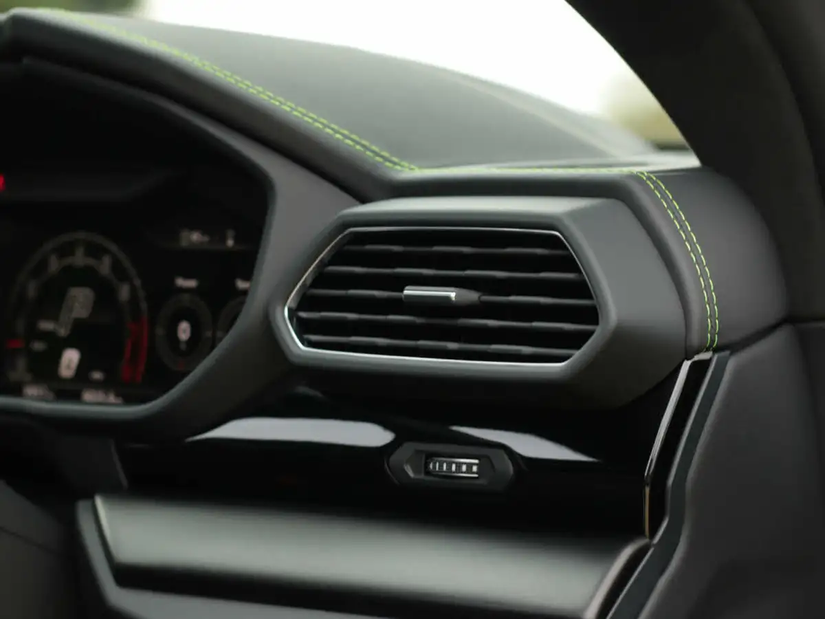 2024-lamborghini-urus-40-no-trim-big-74