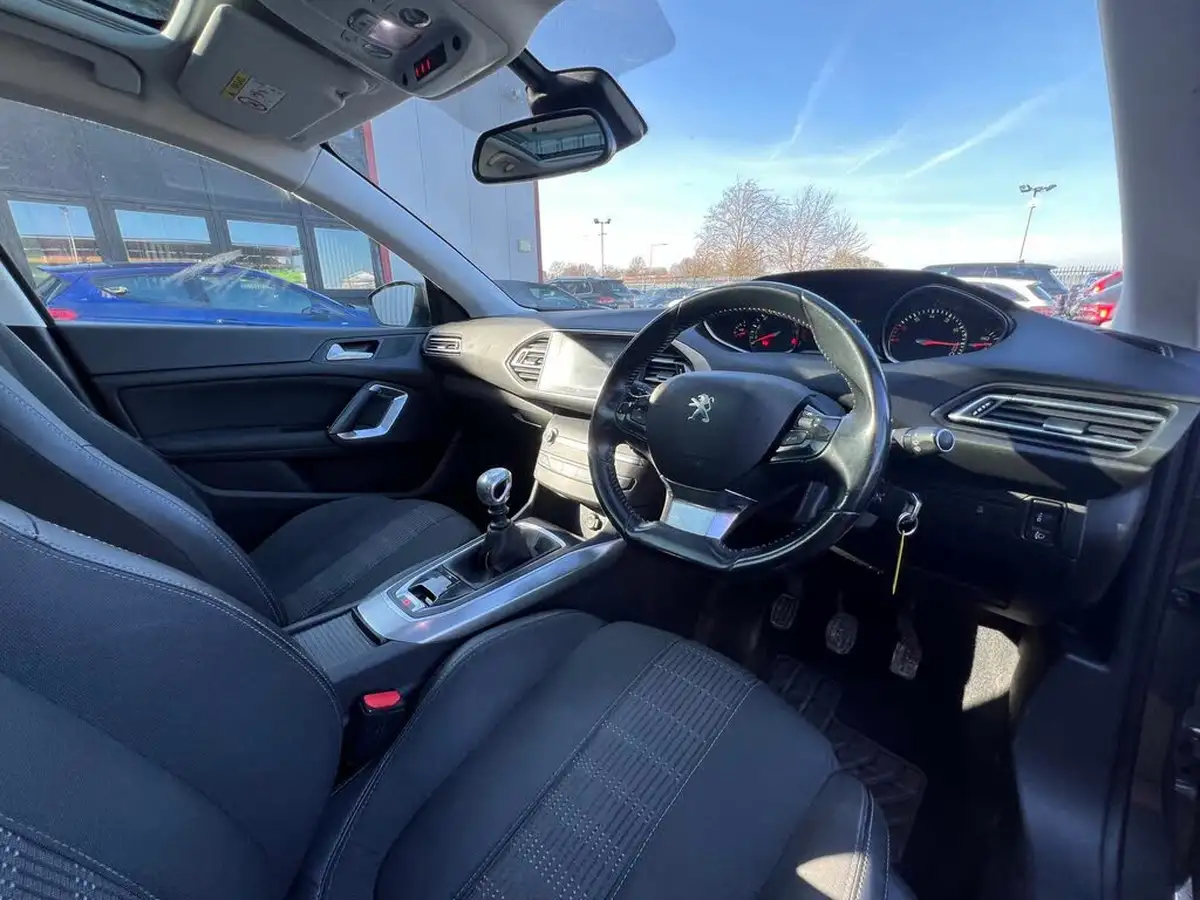 2018-peugeot-308-12-puretech-allure-130bhp-big-15