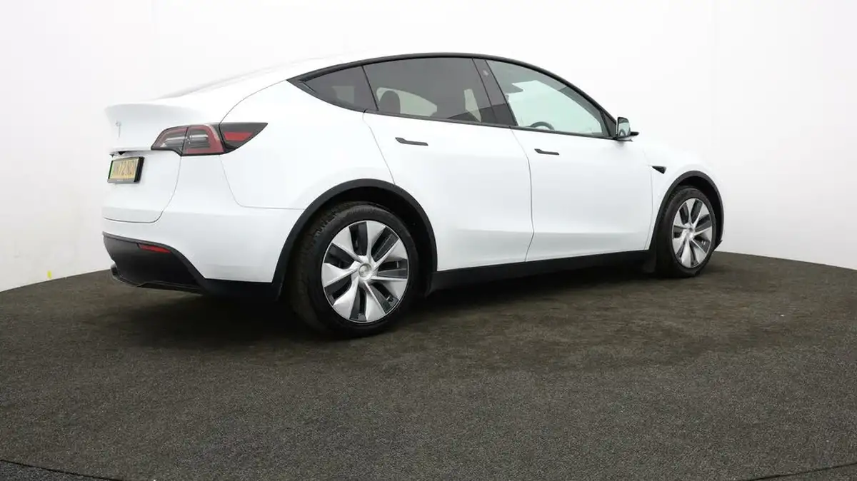 2022-tesla-model-y-e-rwd-big-28
