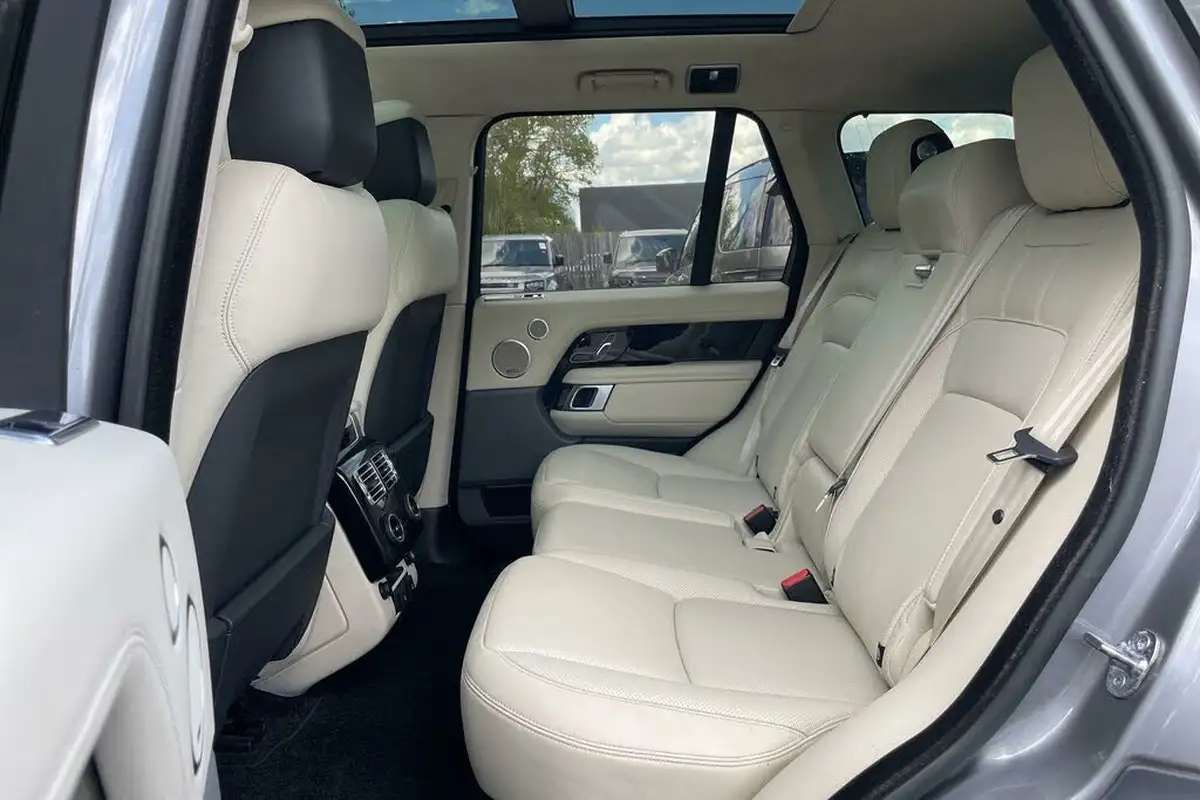2021-land-rover-range-rover-30-d300-westminster-big-31