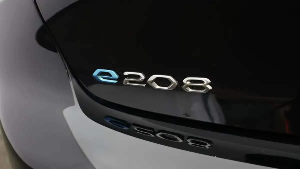 2021-peugeot-208-e-gt-premium-big-20