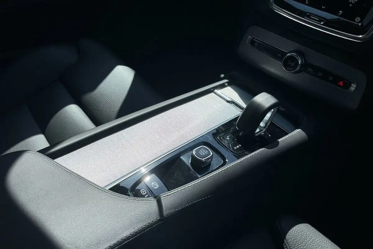 2024-volvo-xc90-20-t8-plus-big-45