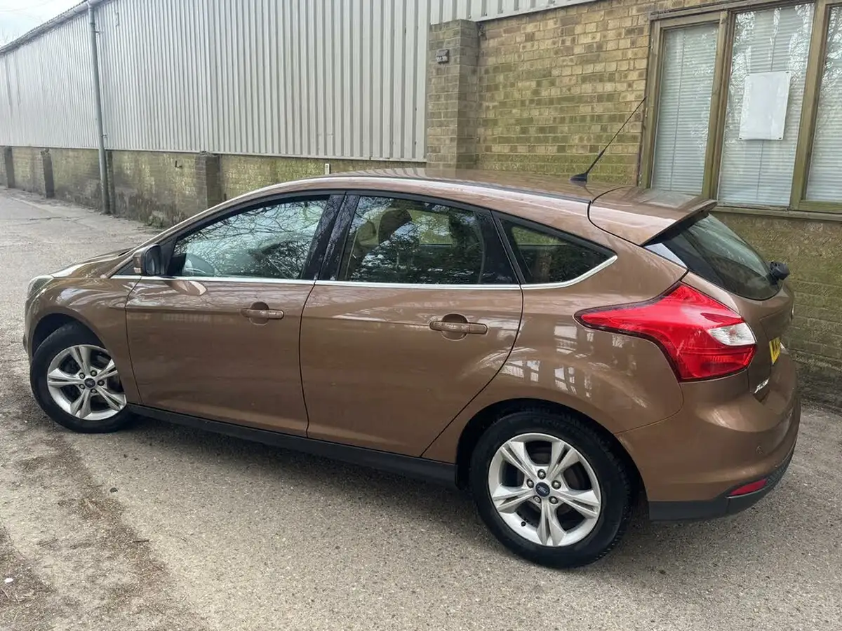 2013-ford-focus-10-zetec-100ps-hatchback-big-5