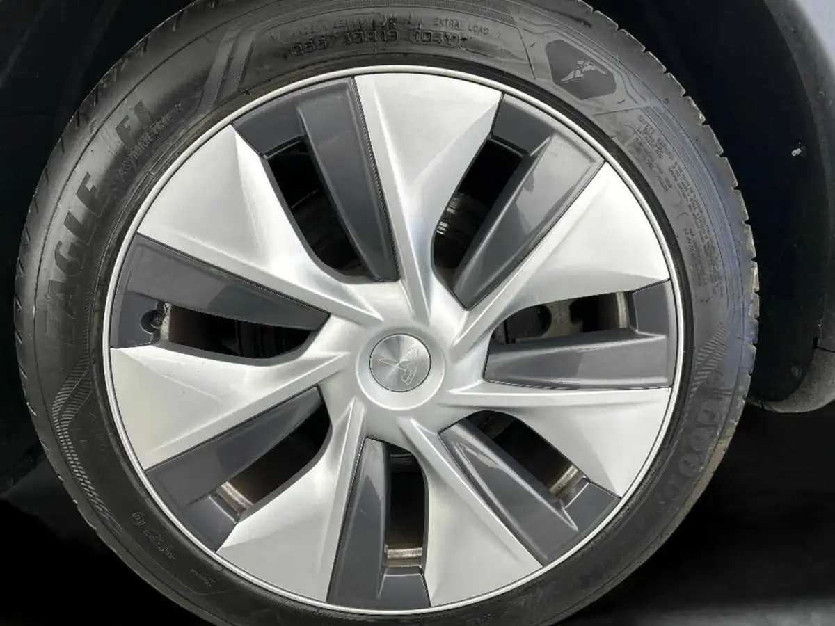 2022-tesla-model-y-e-long-range-big-11