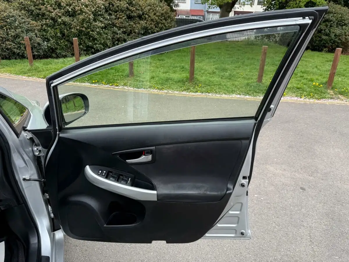 2014-toyota-prius-big-17