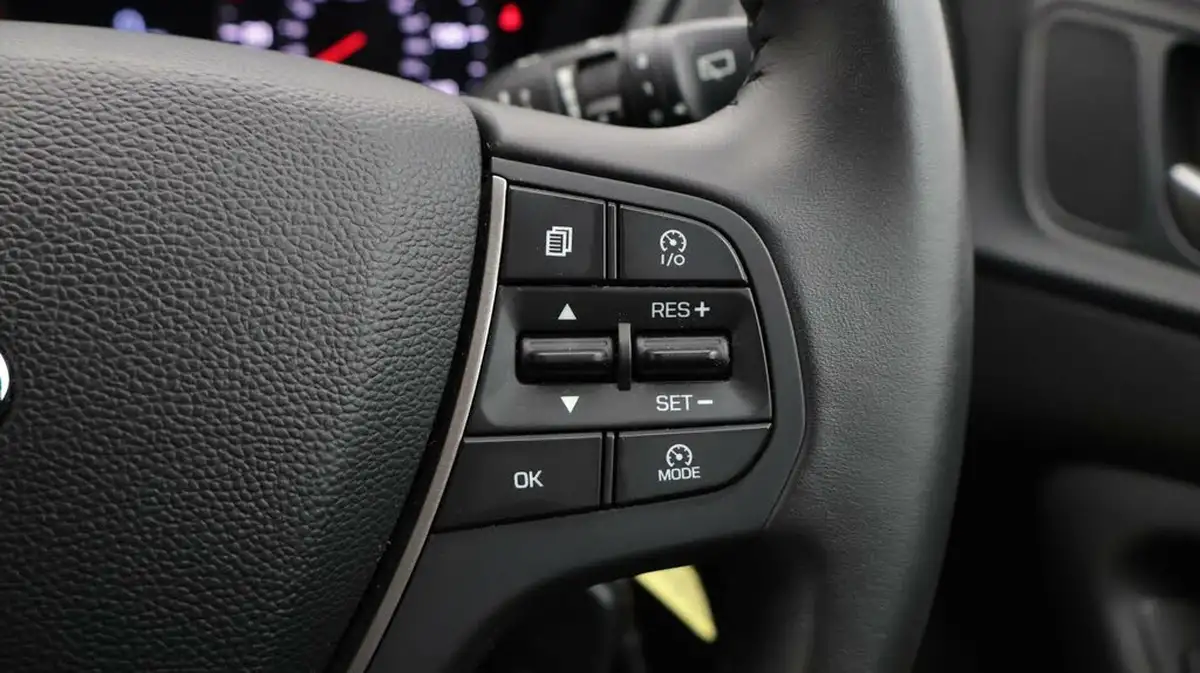 2020-hyundai-i20-12-se-big-24