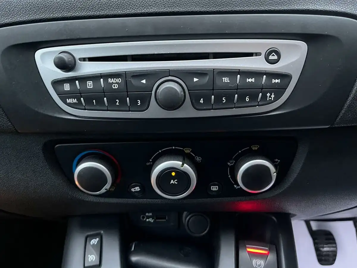 2011-renault-scenic-16-dynamique-tom-tom-big-36