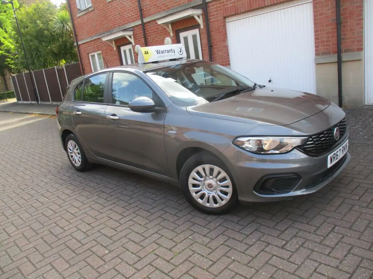 2017-fiat-tipo-14-easy-hatchback-big-3