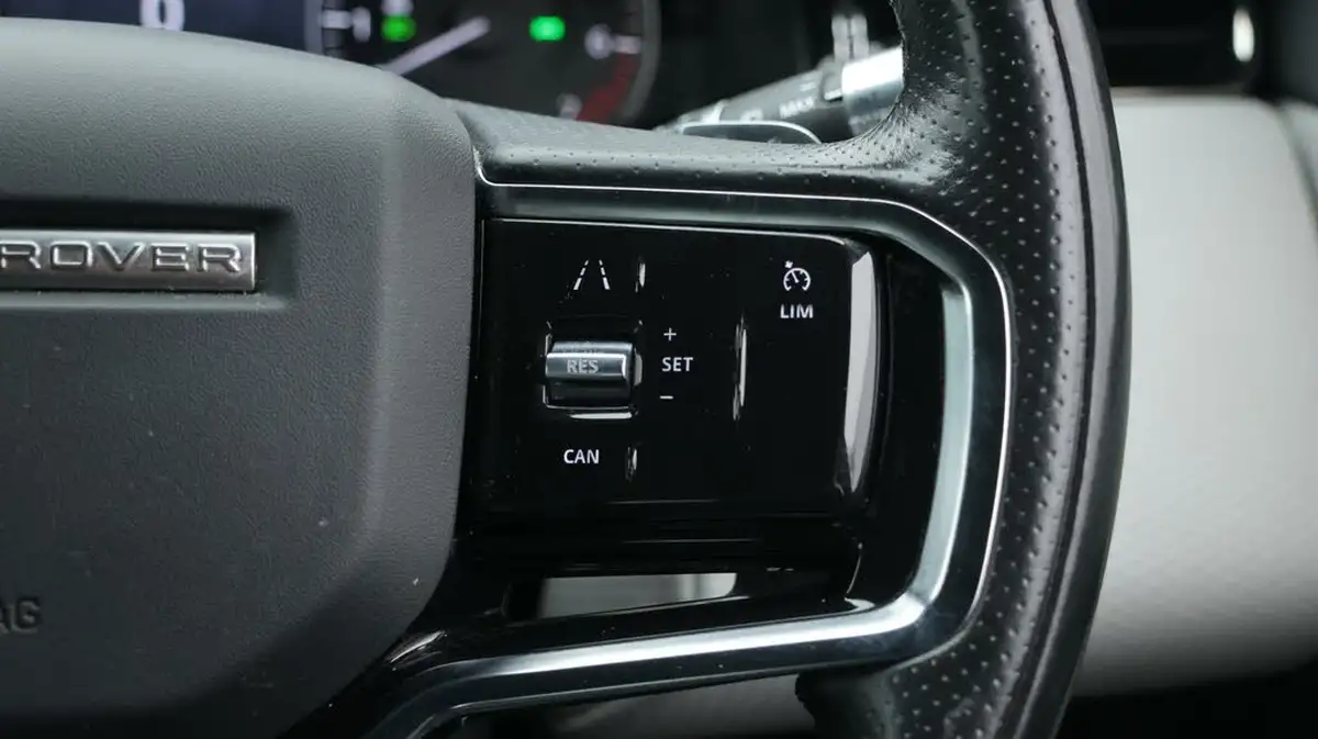 2021-land-rover-range-rover-evoque-15-p300e-r-dynamic-s-big-25
