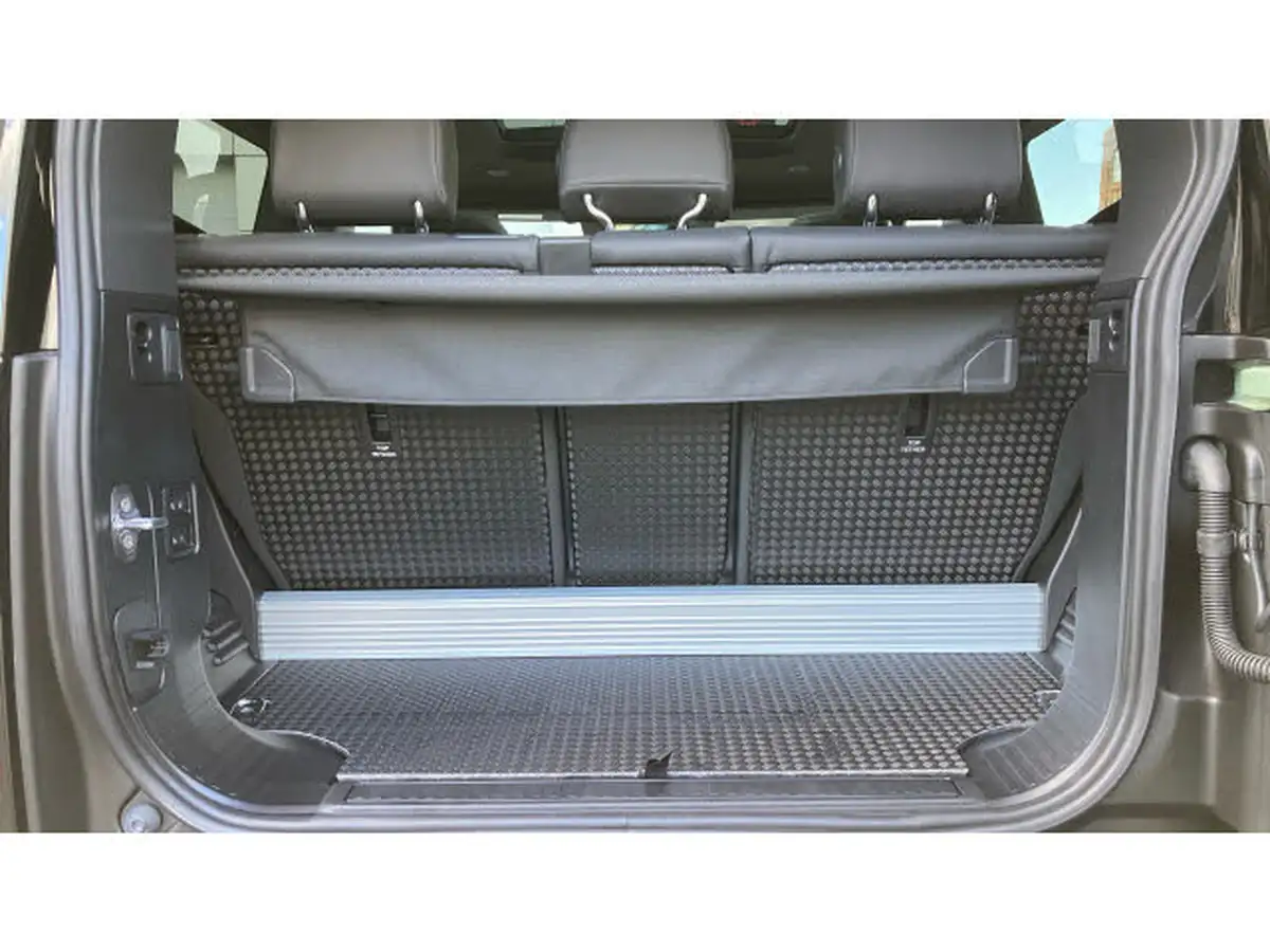2024-land-rover-90-defender-30-d300-75th-edition-big-39