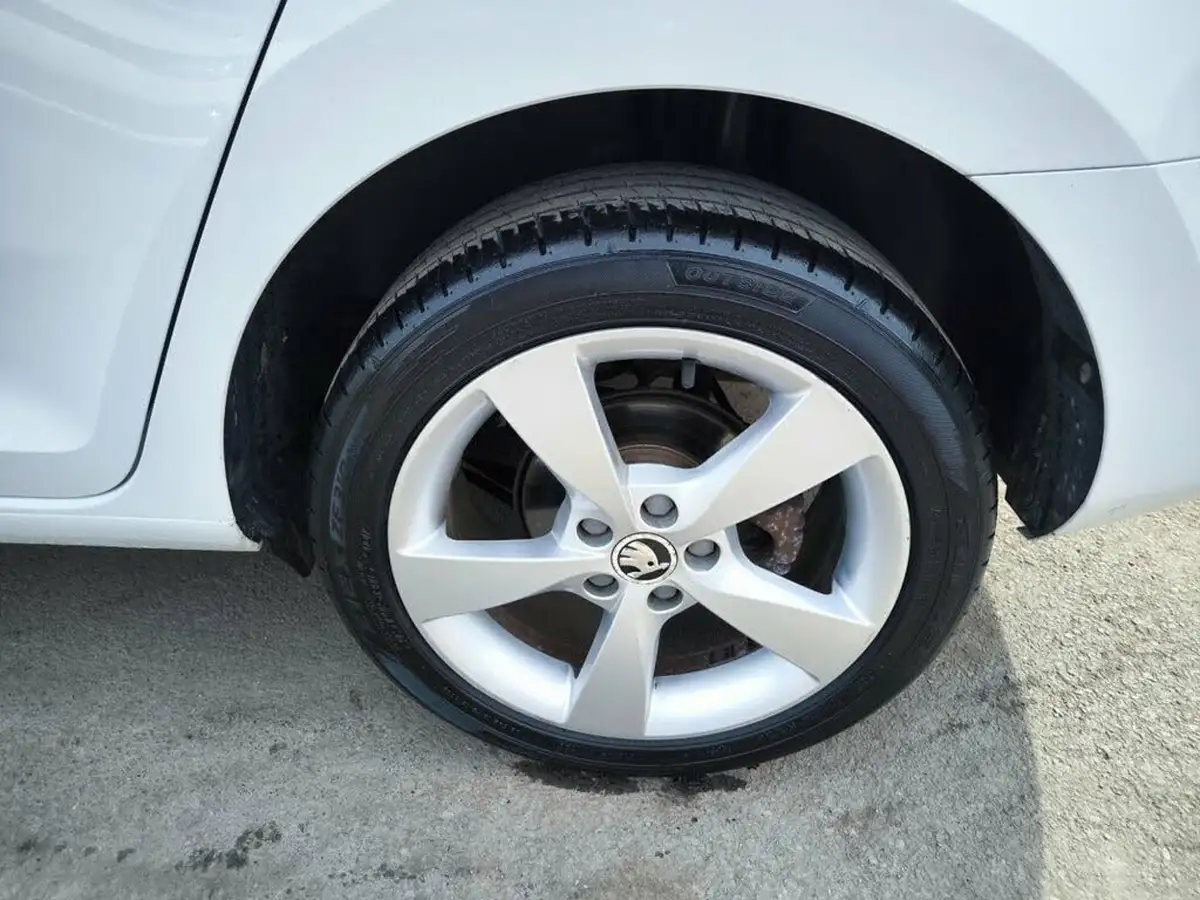 2014-skoda-rapid-spaceback-14-elegance-greentech-big-20
