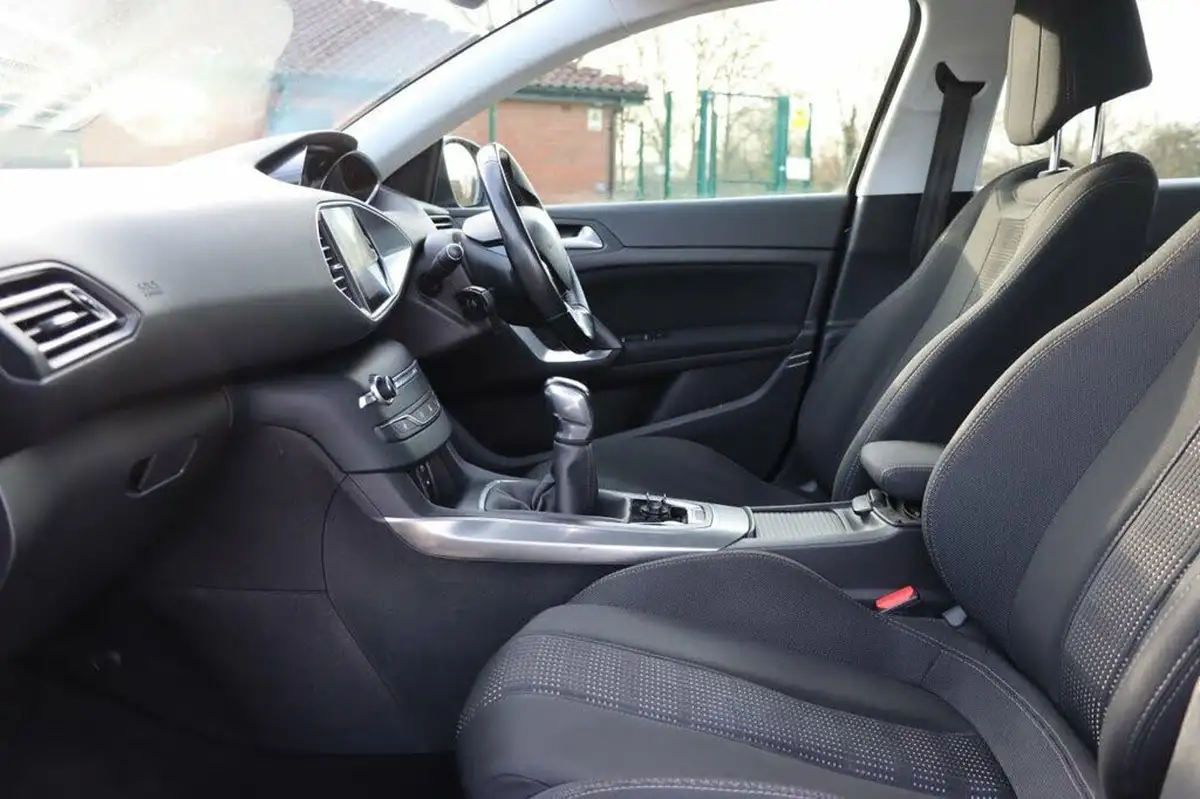 2017-peugeot-308-12-puretech-allure-110bhp-big-18