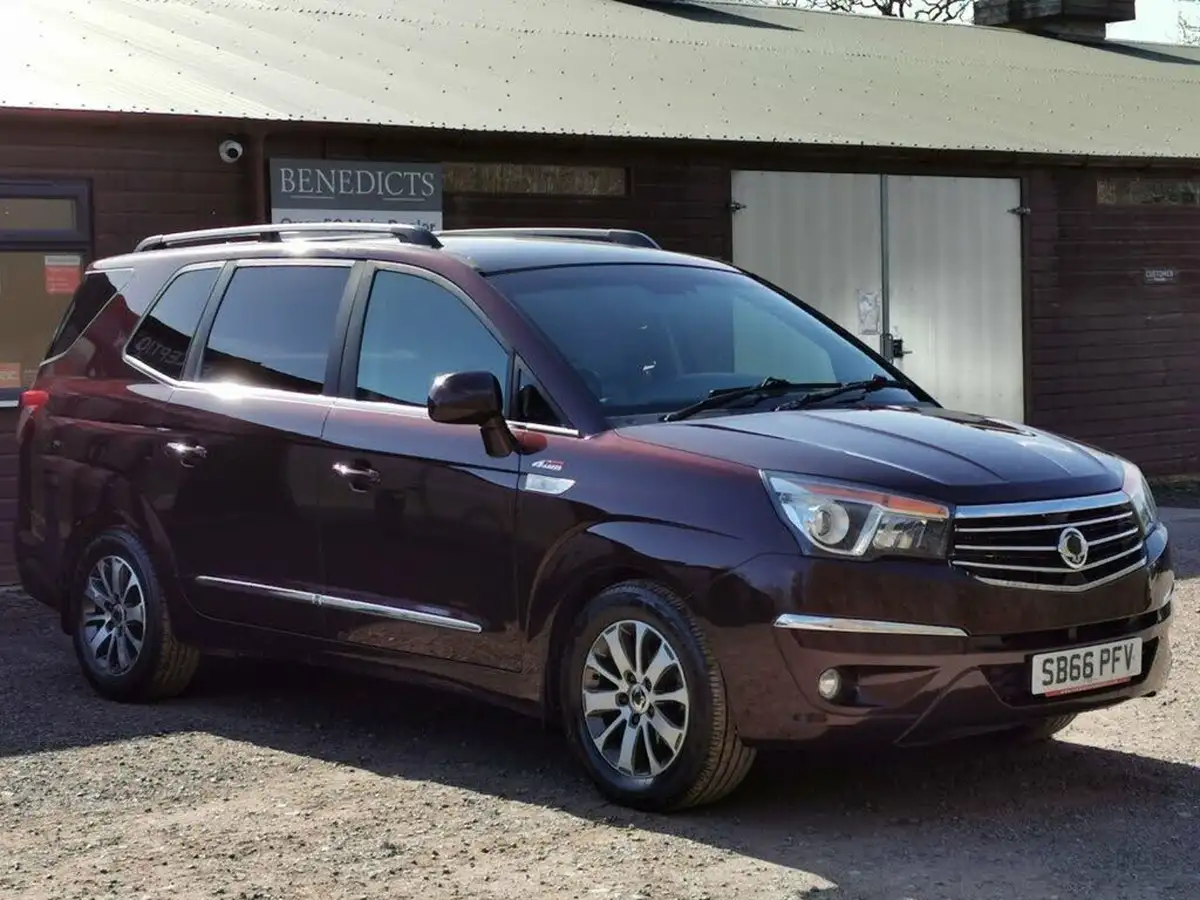 2017-kgm-ssangyong-turismo-22td-elx-big-4