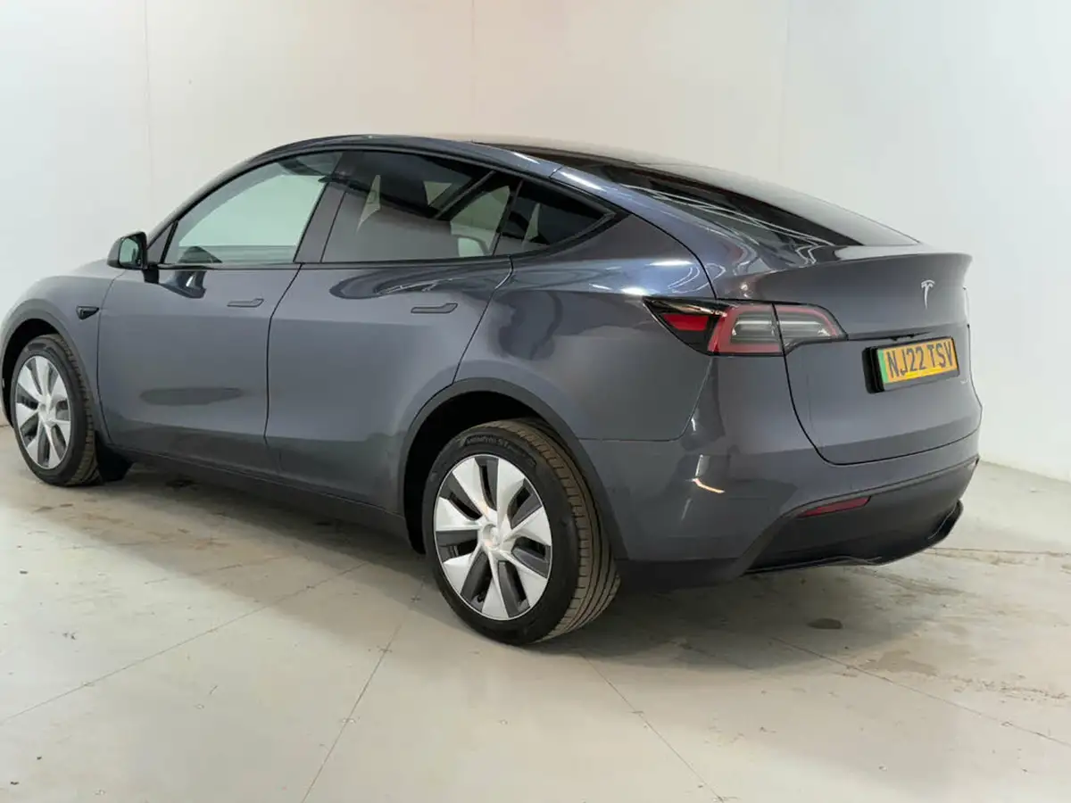 2022-tesla-model-y-e-long-range-big-4