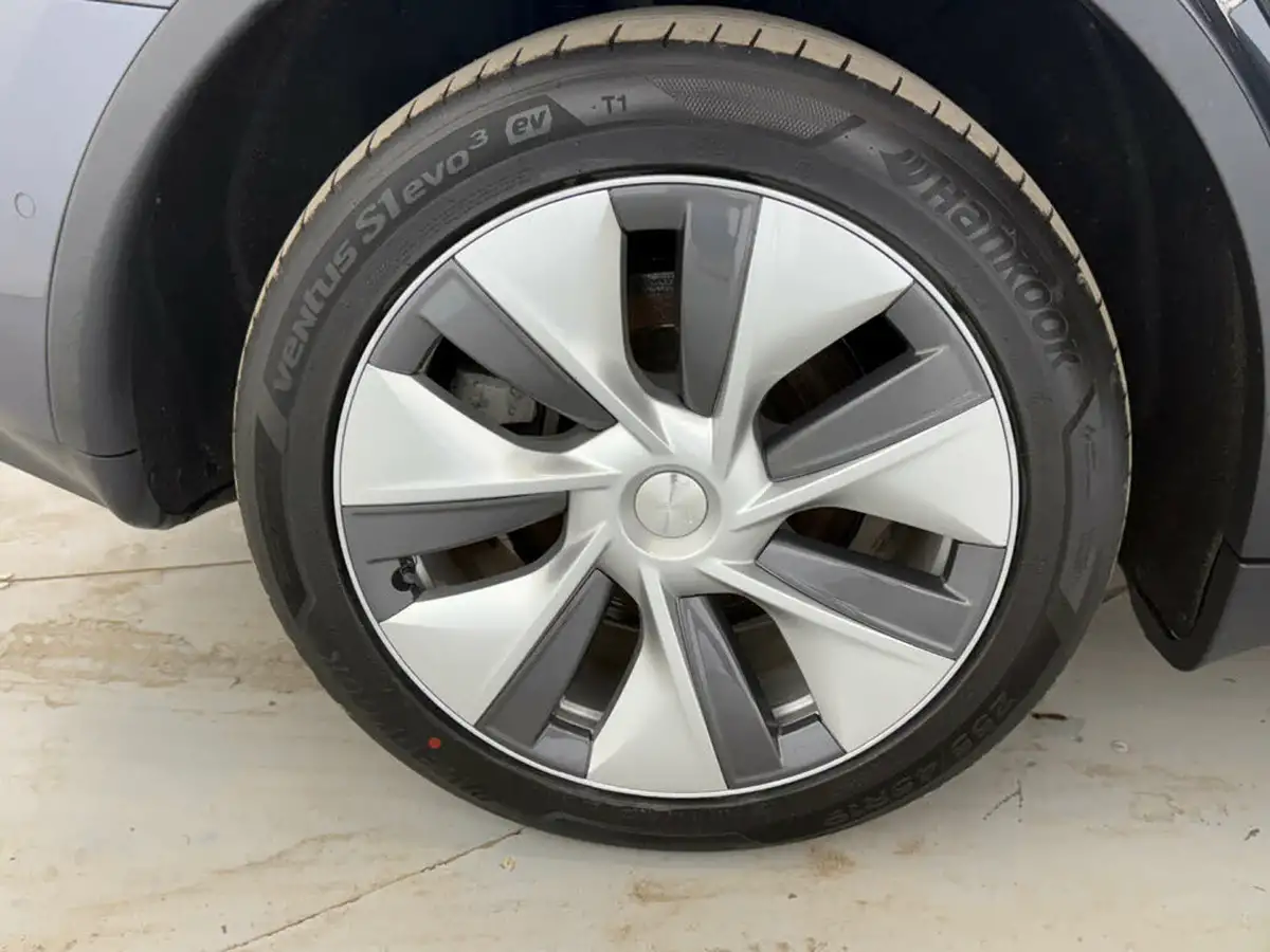 2022-tesla-model-y-e-long-range-big-32