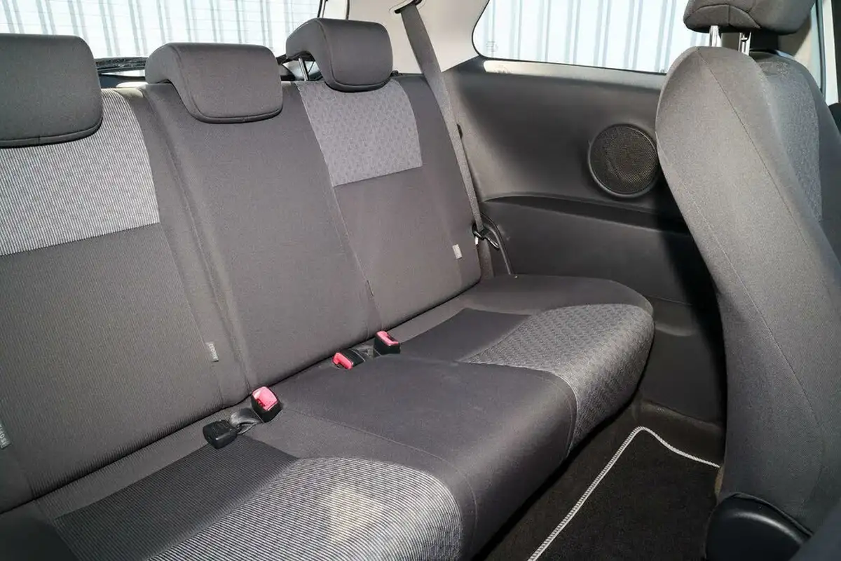2015-toyota-yaris-133-icon-vvt-i-3d-big-12