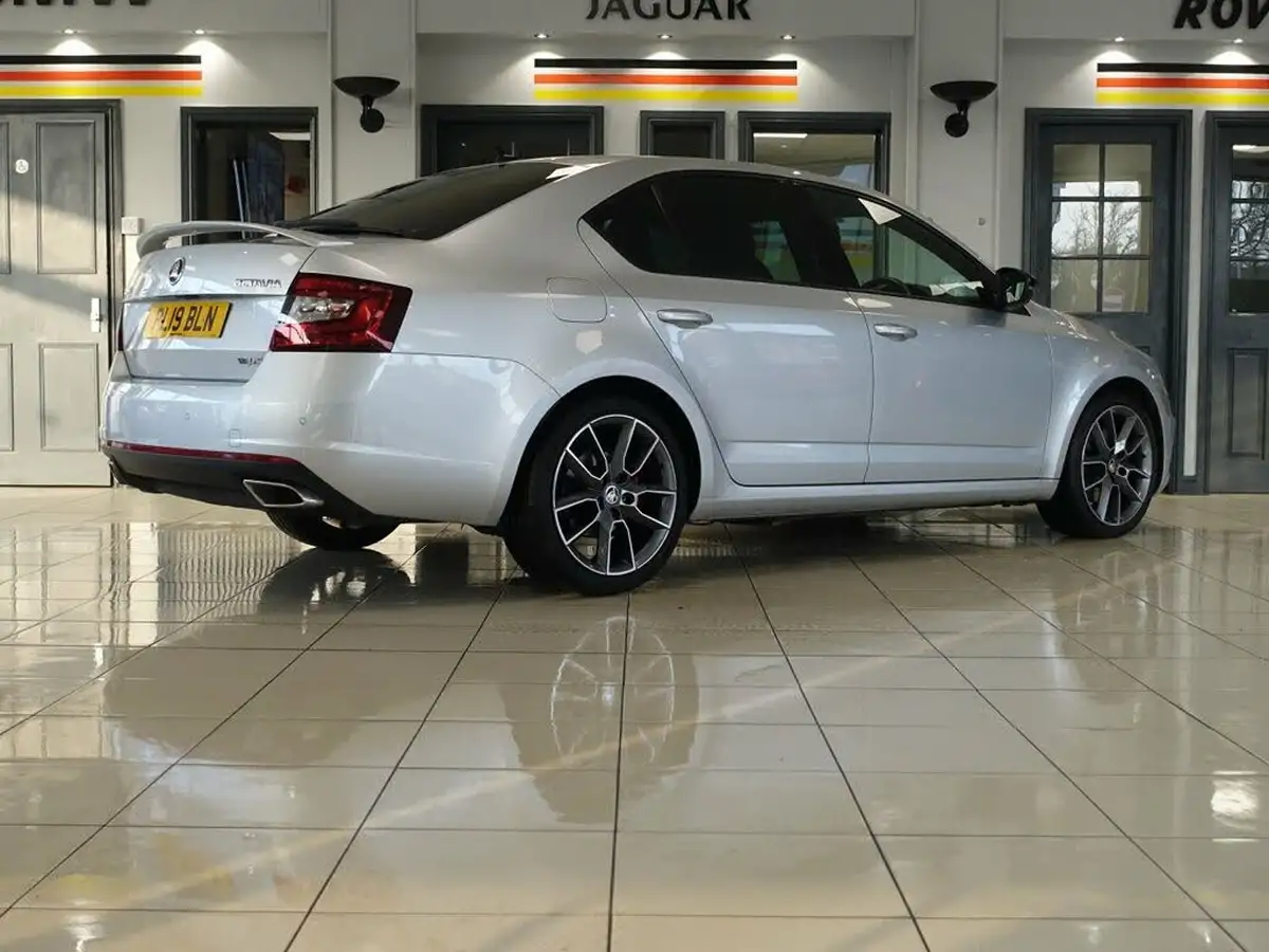 2019-skoda-octavia-20tdi-vrs-hatchback-big-5