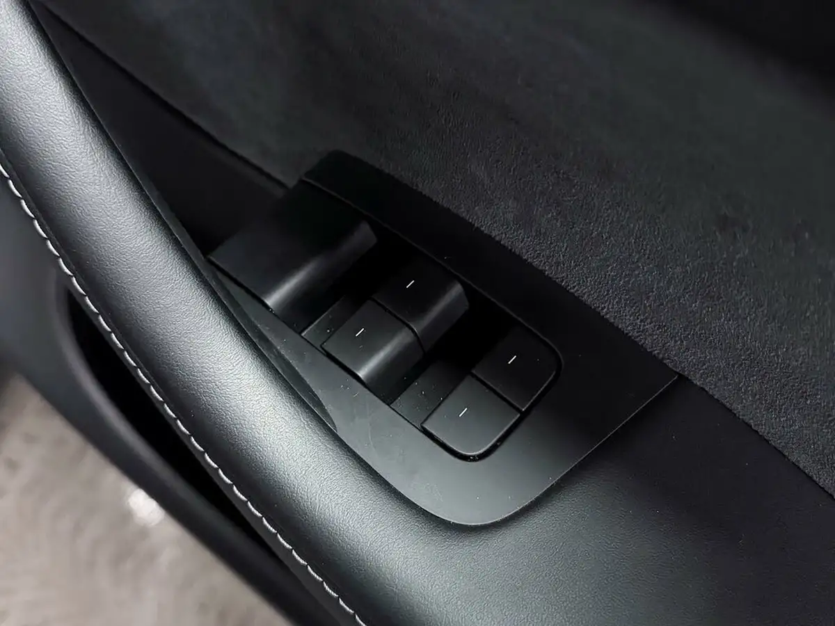 2022-tesla-model-y-e-long-range-big-15