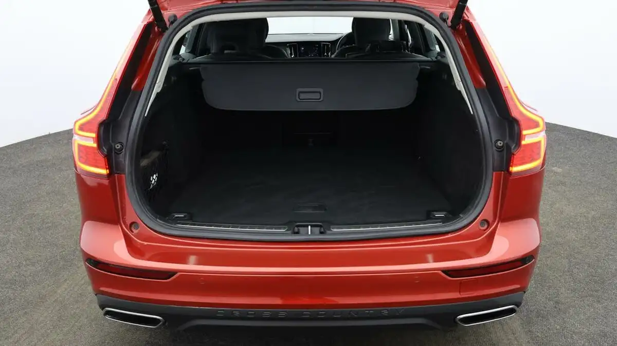 2021-volvo-v60-20td-b4-cross-country-big-16