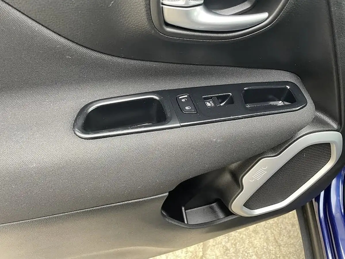 2019-jeep-renegade-10-gse-sport-big-42