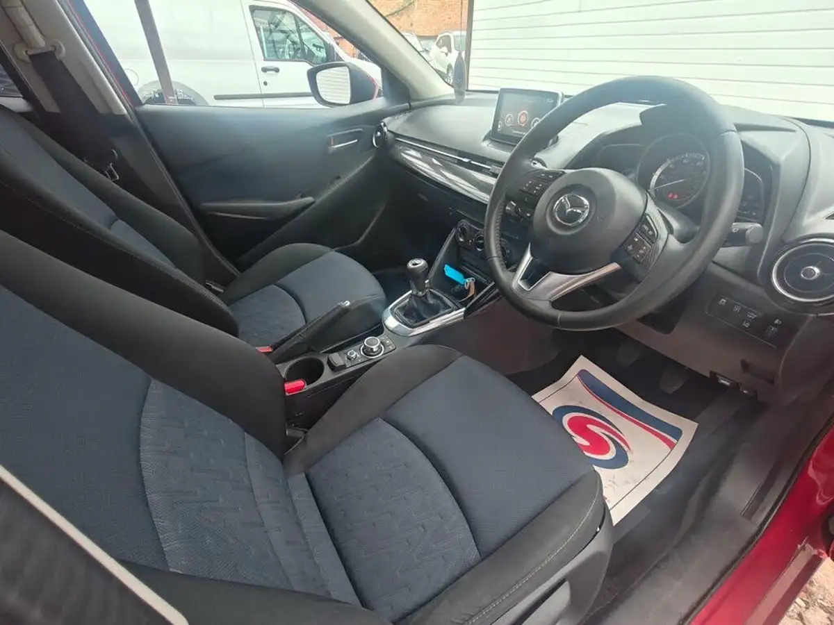 2015-mazda-mazda2-15-sport-black-big-32