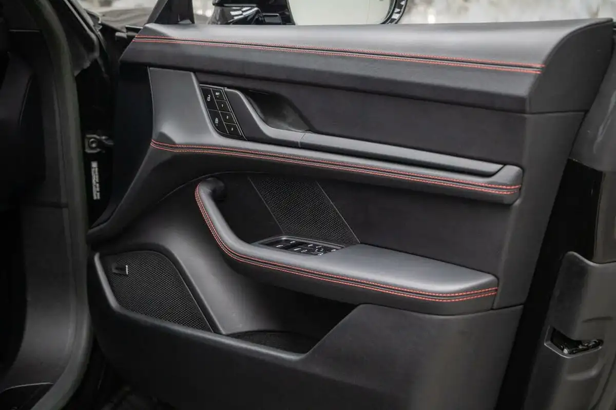 2022-porsche-taycan-e-4s-cross-turismo-big-35