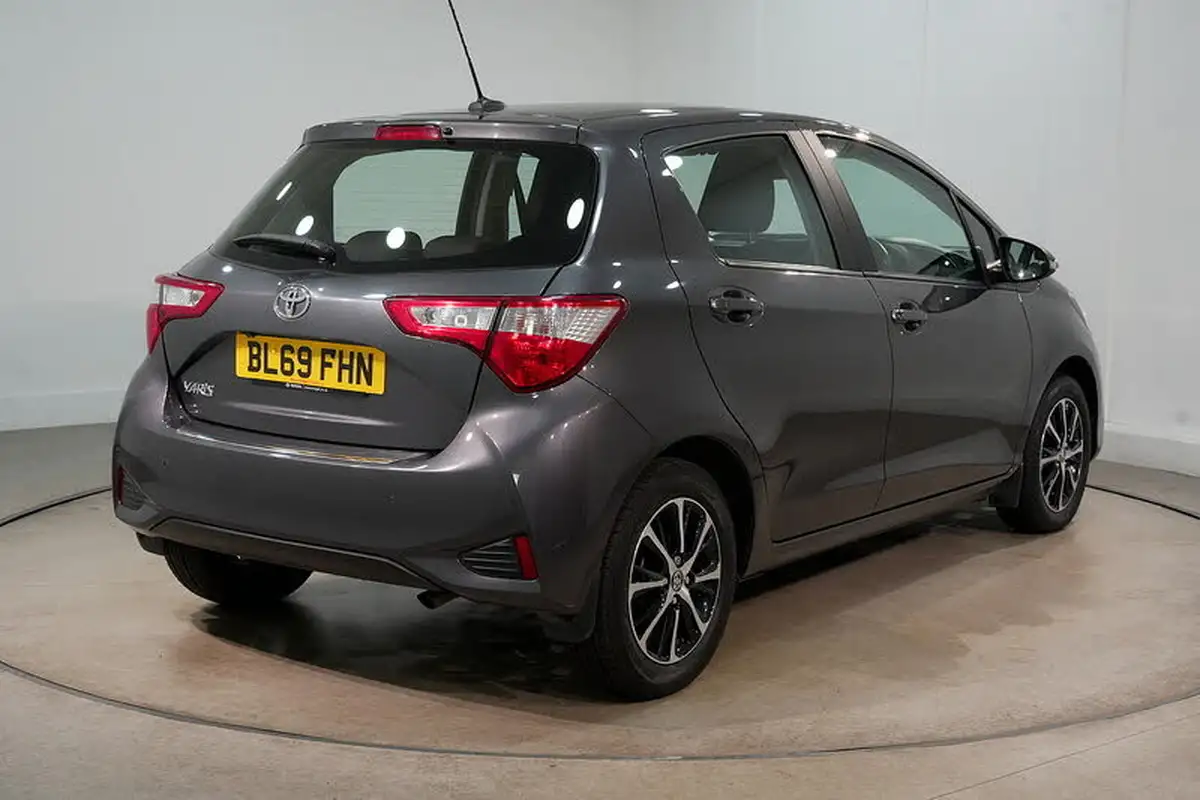 2019-toyota-yaris-15-vvt-i-icon-tech-111bhp-1496cc-big-7