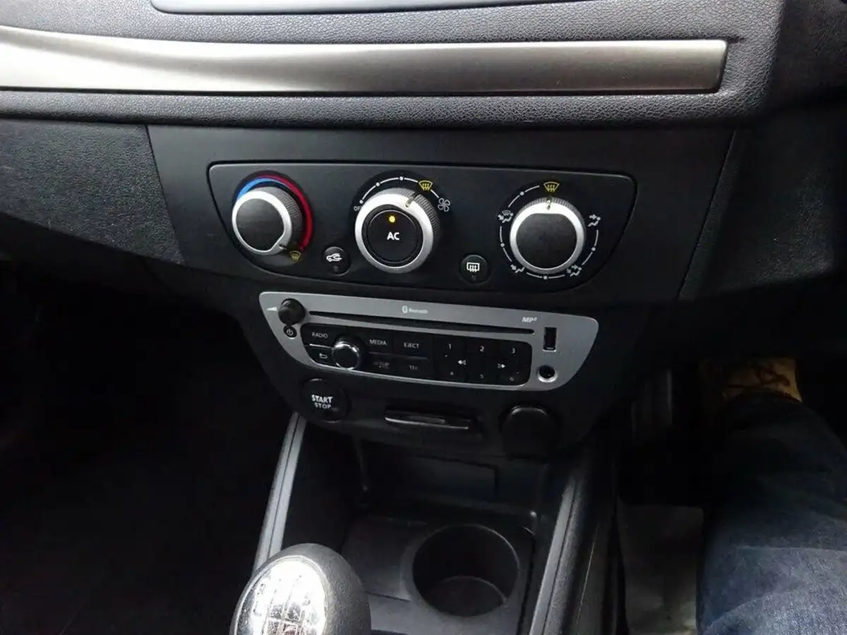 2014-renault-megane-15dci-knight-edition-coupe-3d-big-13