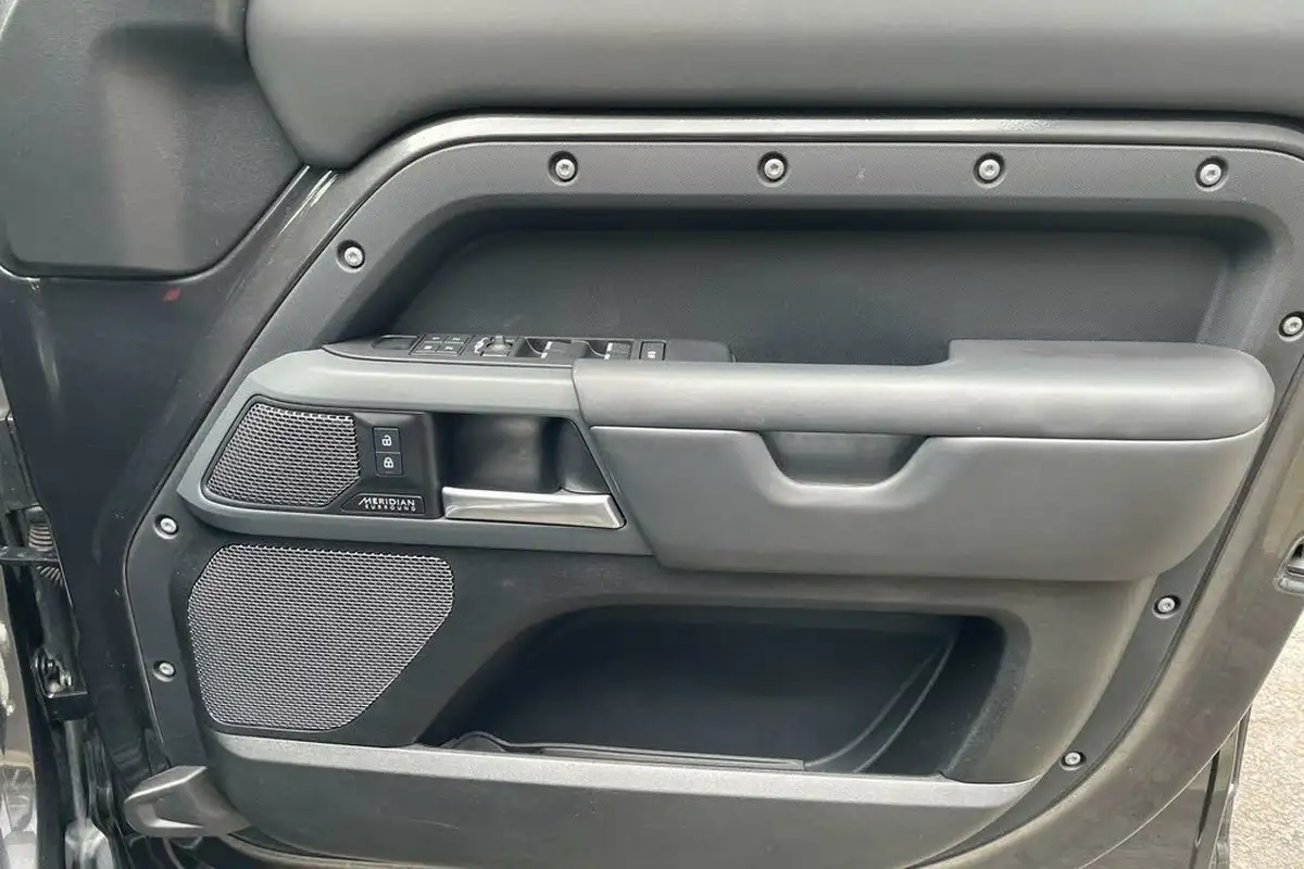 2023-land-rover-110-defender-30-d300-x-dynamic-hse-big-54