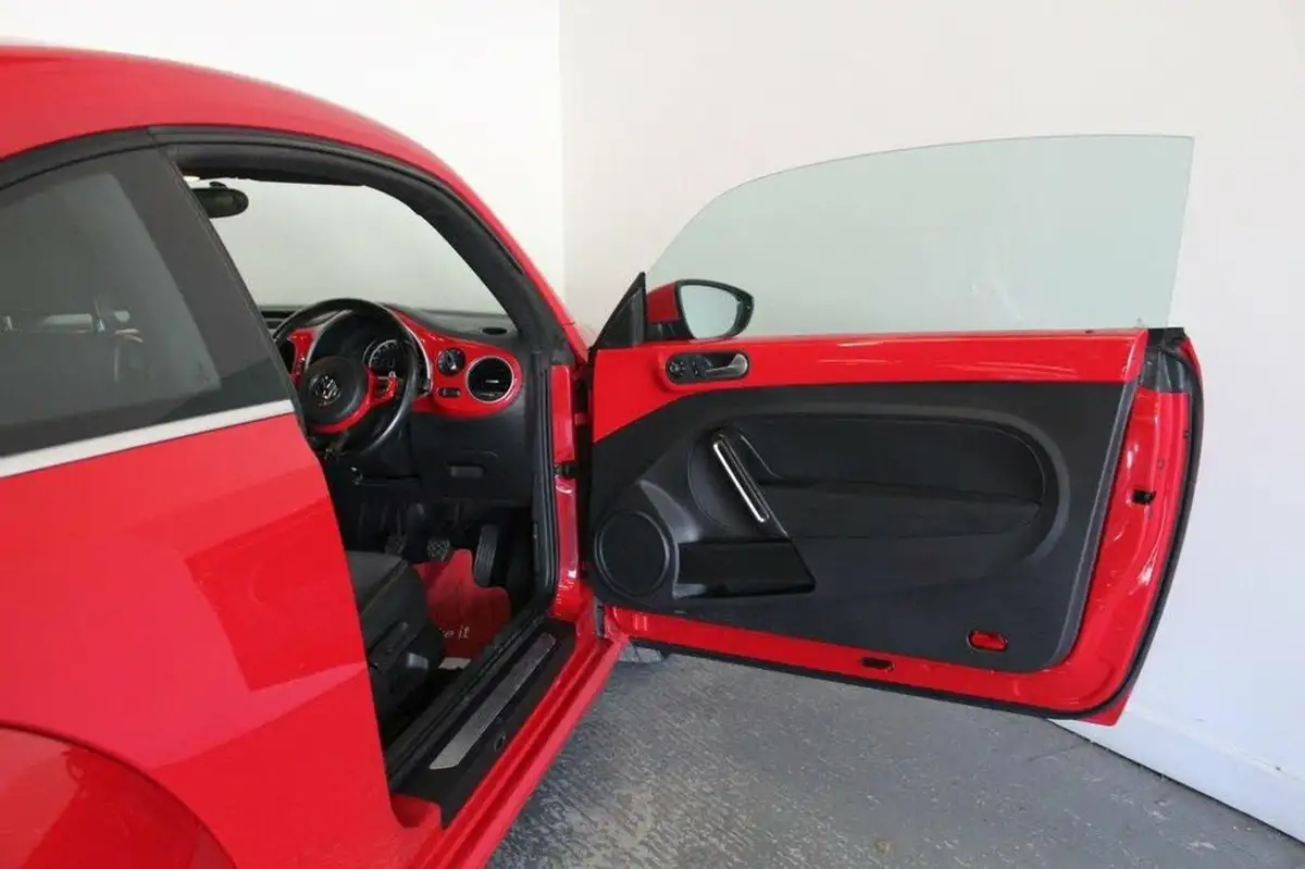2016-volkswagen-beetle-20tdi-design-150ps-hatchback-3d-big-14