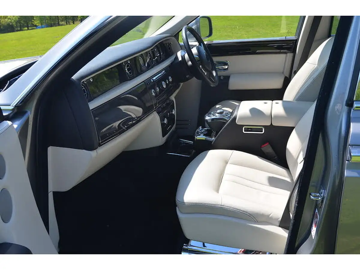 2016-rolls-royce-phantom-67-coupe-2d-big-11