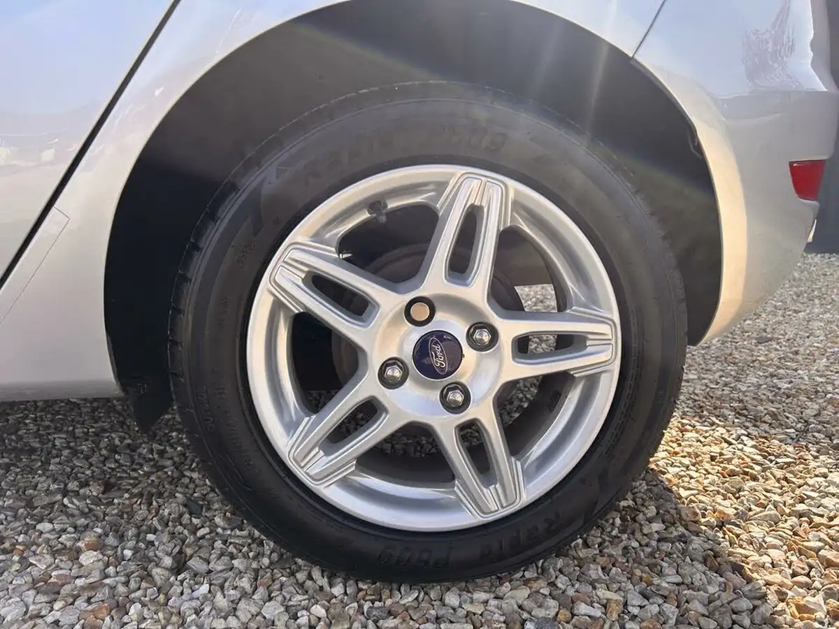 2013-ford-fiesta-16-zetec-5d-big-12