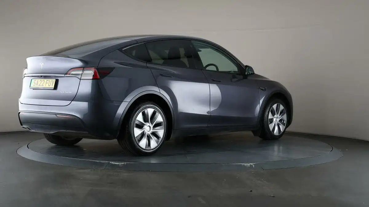 2022-tesla-model-y-e-long-range-big-59