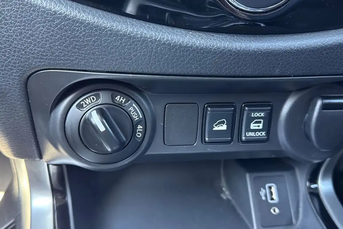 2020-nissan-navara-23dci-tt-tekna-8-navileather-auto-big-55