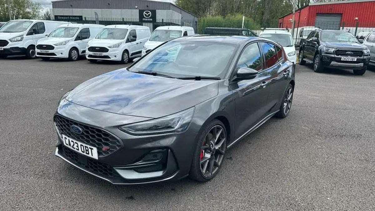2023-ford-focus-23t-st-hatchback-big-11