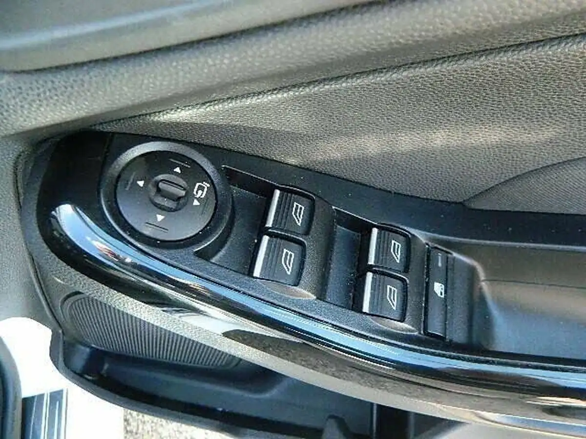 2015-ford-fiesta-10-titanium-x-100ps-ss-5d-big-24