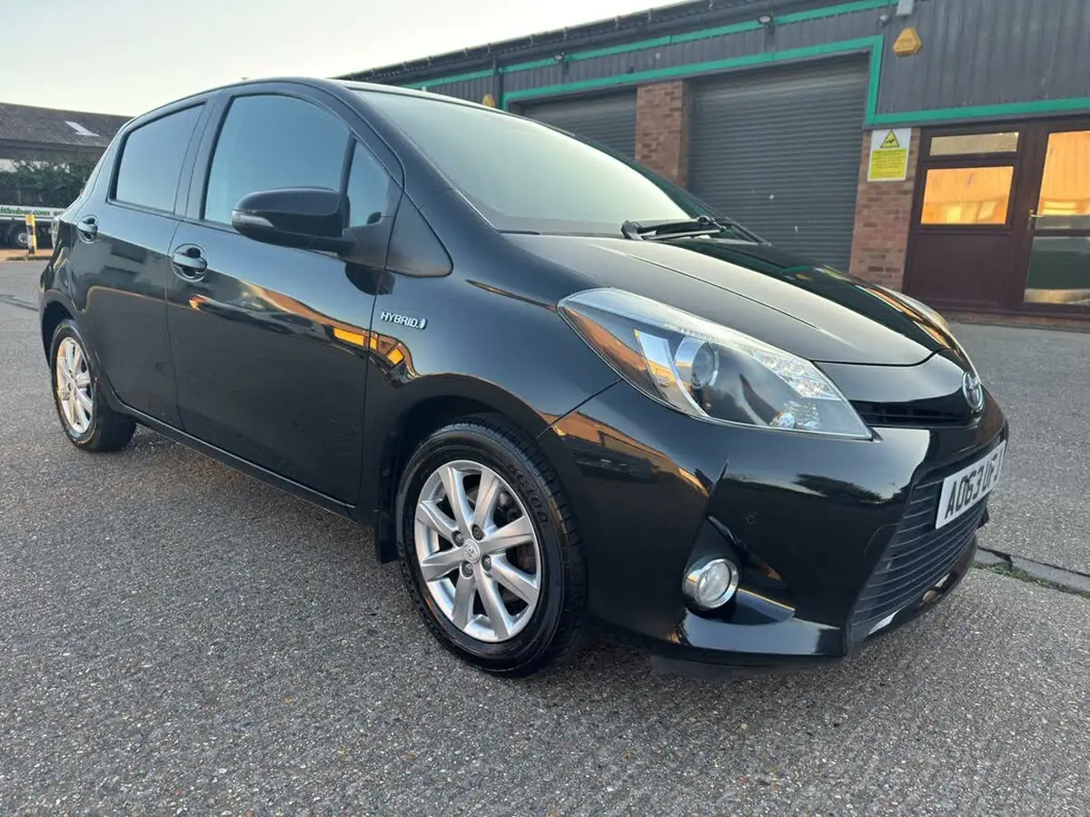 2014-toyota-yaris-15-vvt-i-icon-hybrid-big-14