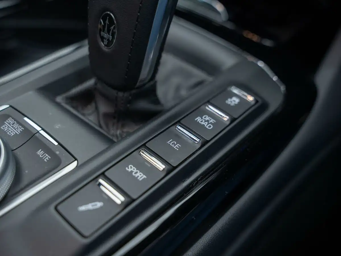 2021-maserati-levante-30-gransport-big-27