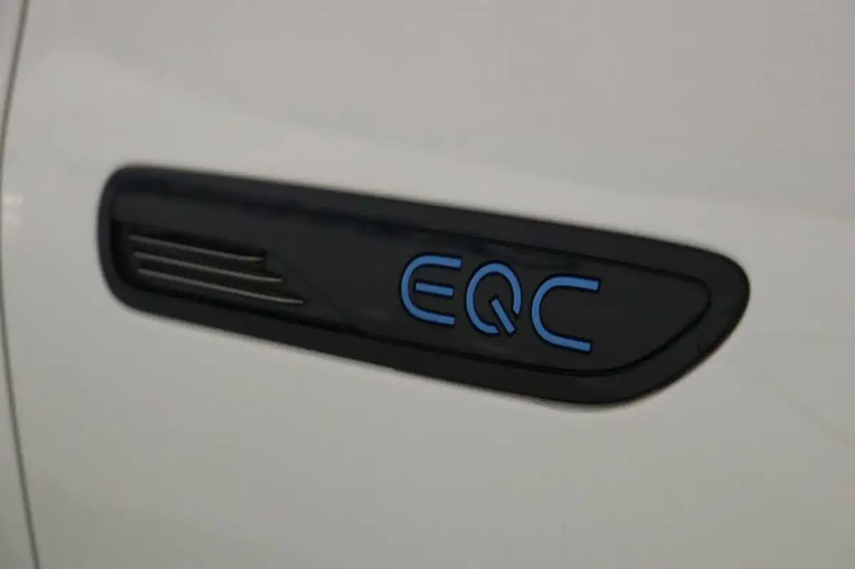 2022-mercedes-benz-eqc-e-eqc-400-amg-line-big-16
