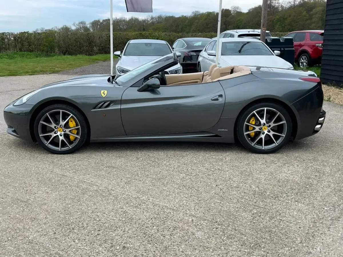 2010-ferrari-california-43-big-13