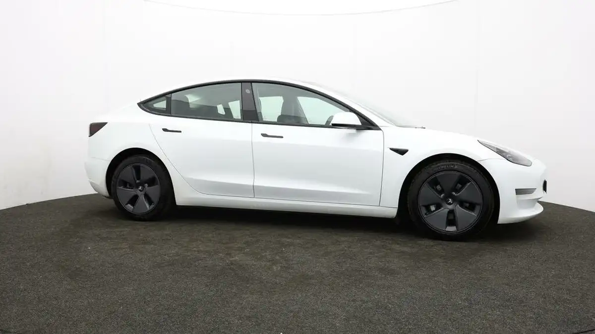 2022-tesla-model-3-e-long-range-big-35