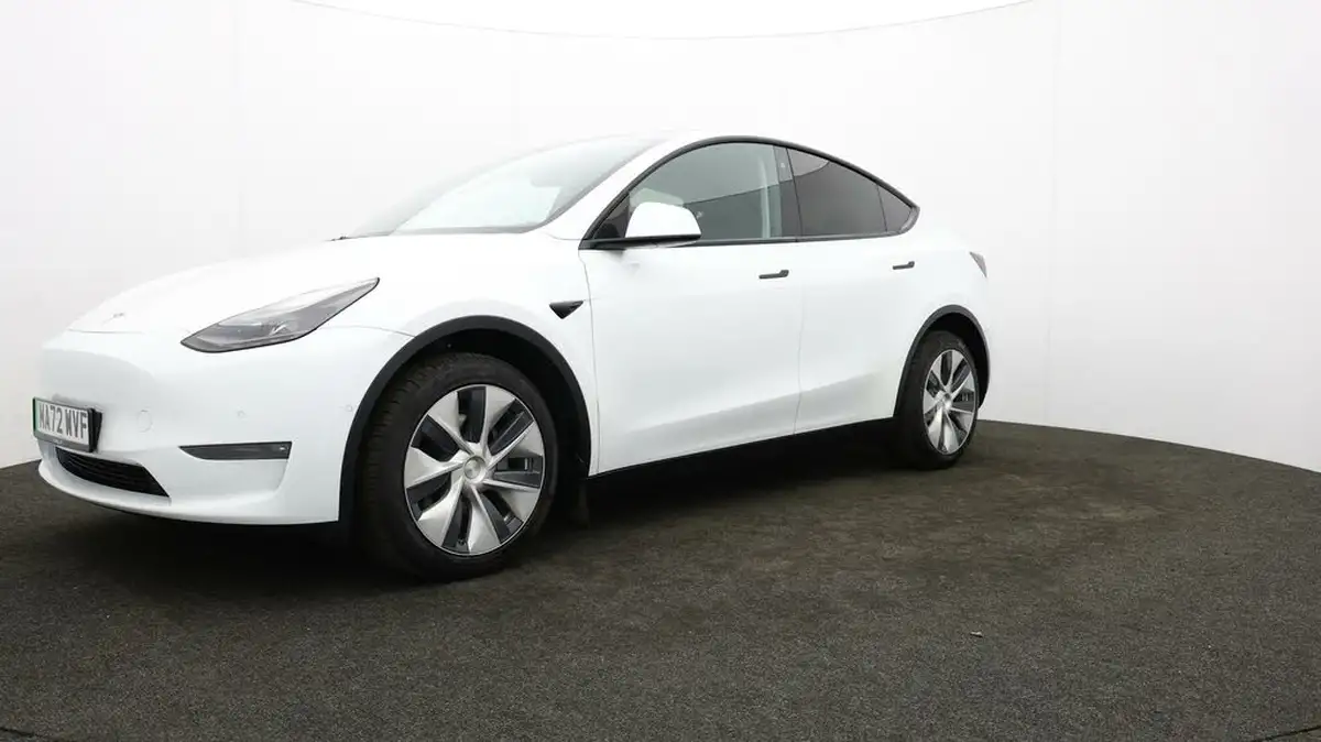 2022-tesla-model-y-e-long-range-big-54
