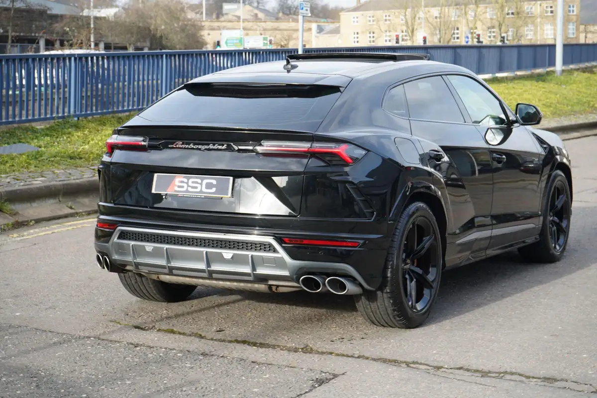 2021-lamborghini-urus-40-no-trim-big-9