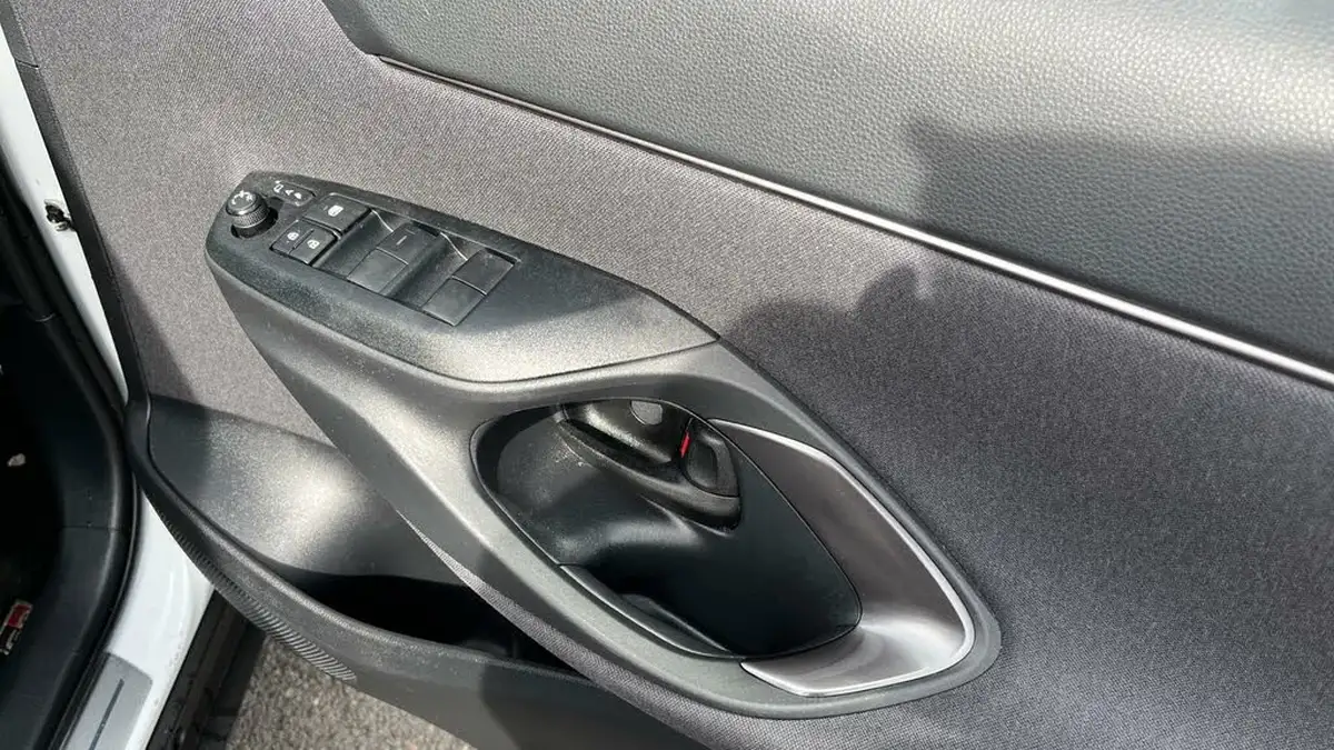 2022-toyota-yaris-cross-15-vvt-i-gr-sport-big-22