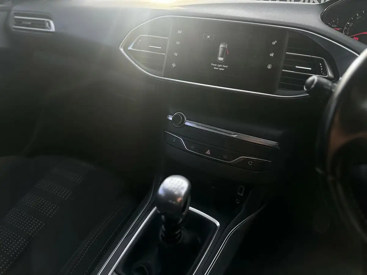 2017-peugeot-308-12-puretech-allure-130bhp-big-15