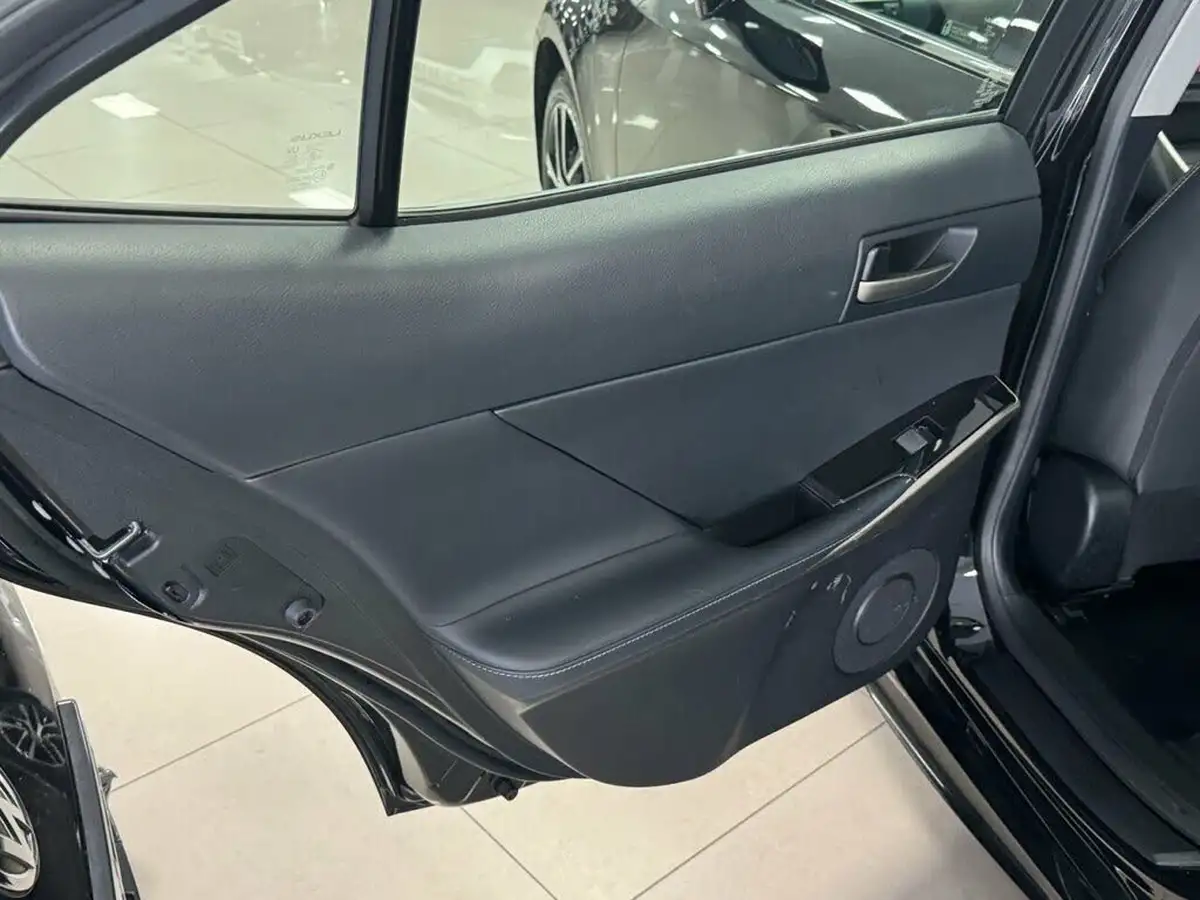 2019-lexus-is-300h-25-is-big-35